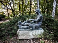 Maksimir. Skulpturi 'Majka s djetetom' postavljena 1958. godine autora Ćirila Mihanovića B